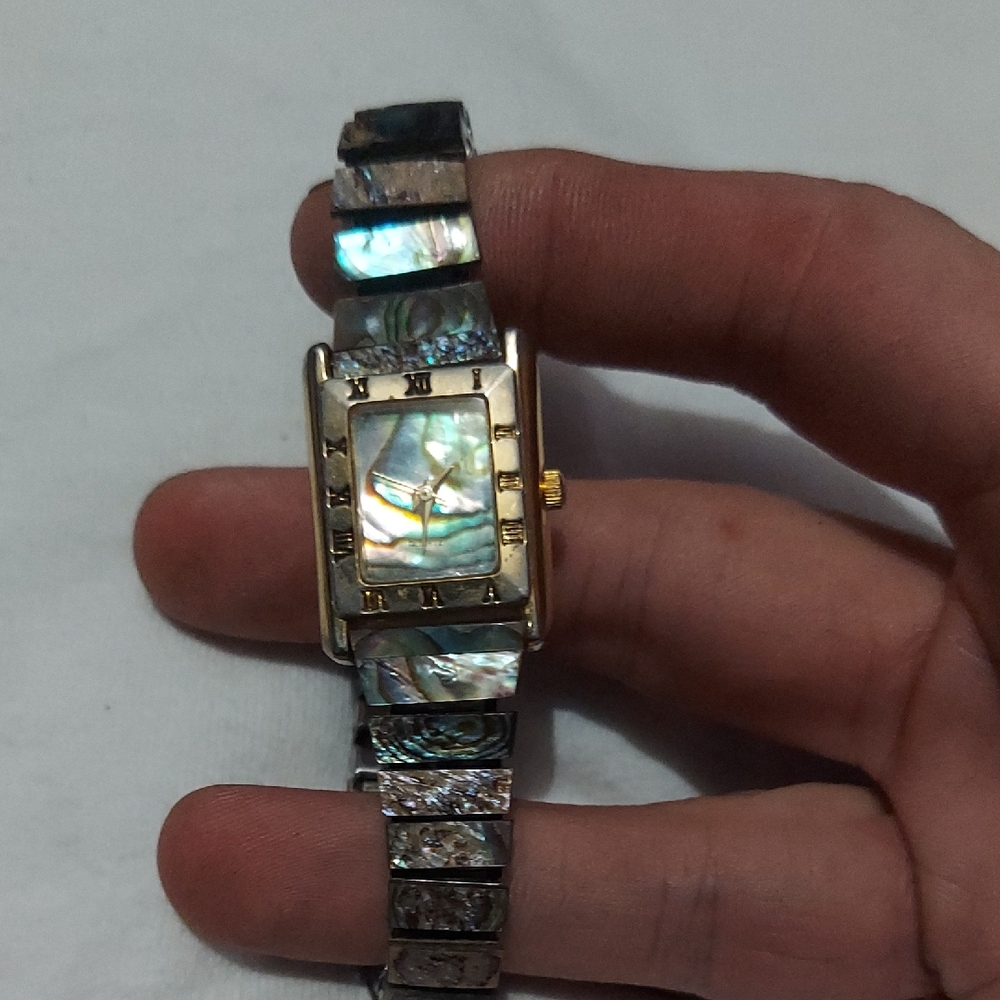 Suoer Trendy Retro Dainty Watches. Wild Abalone Shell / Gold Tone. Hong Kong